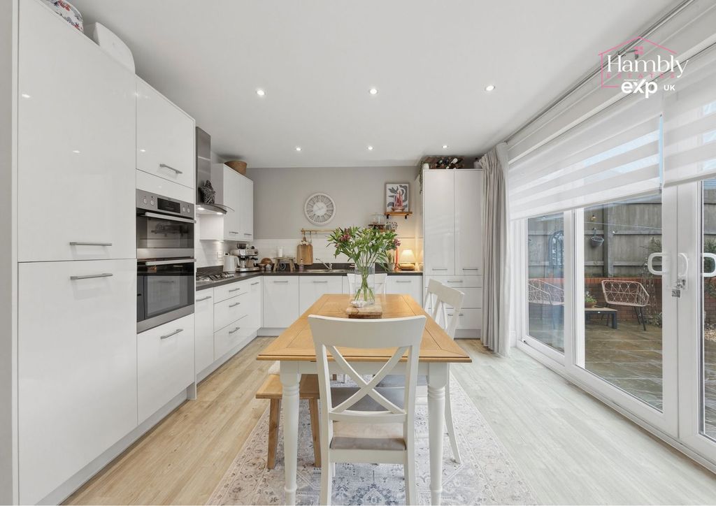 Property photo 2 of 21