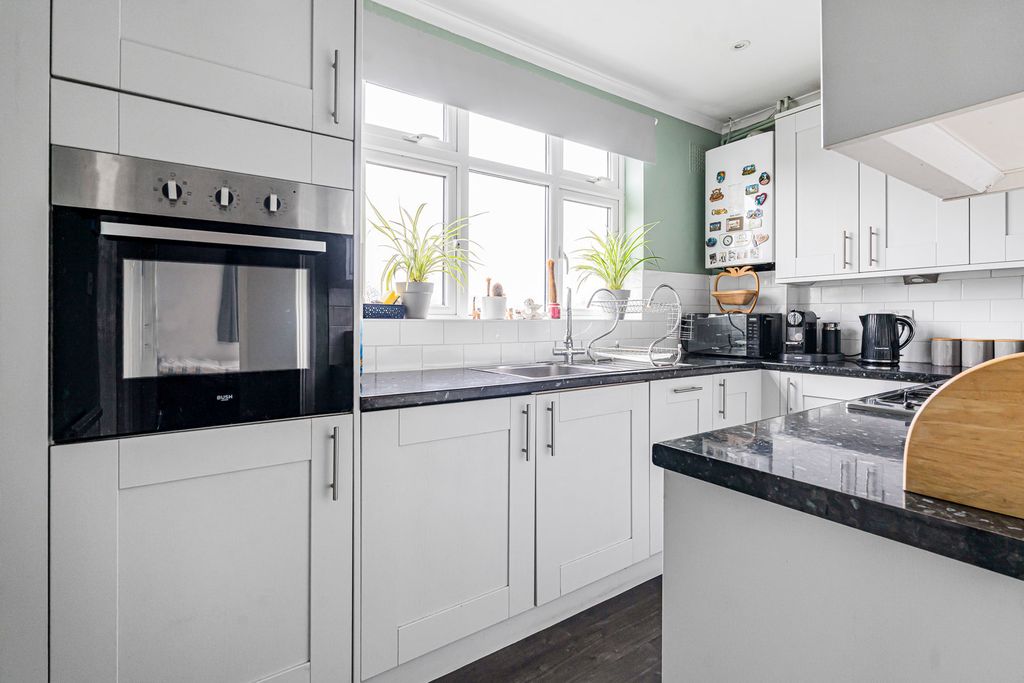 Property photo 3 of 16 Kitchen