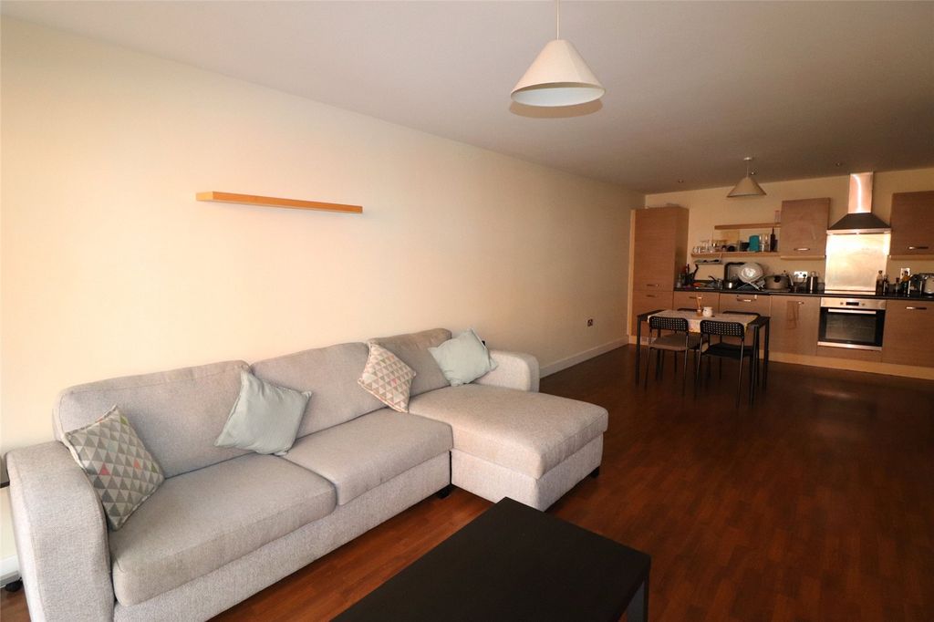 Property photo 3 of 16 Photo 01