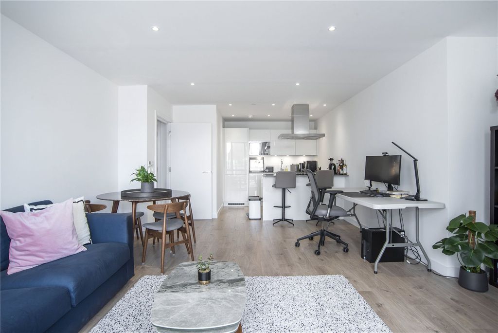 Property photo 3 of 12 Reception/Kitchen