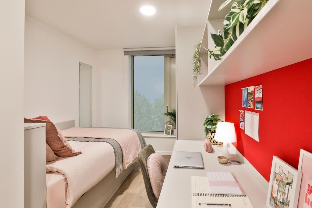 Property photo 1 of 15 A Bright And Modern Double Bedroom Featuring Two c...