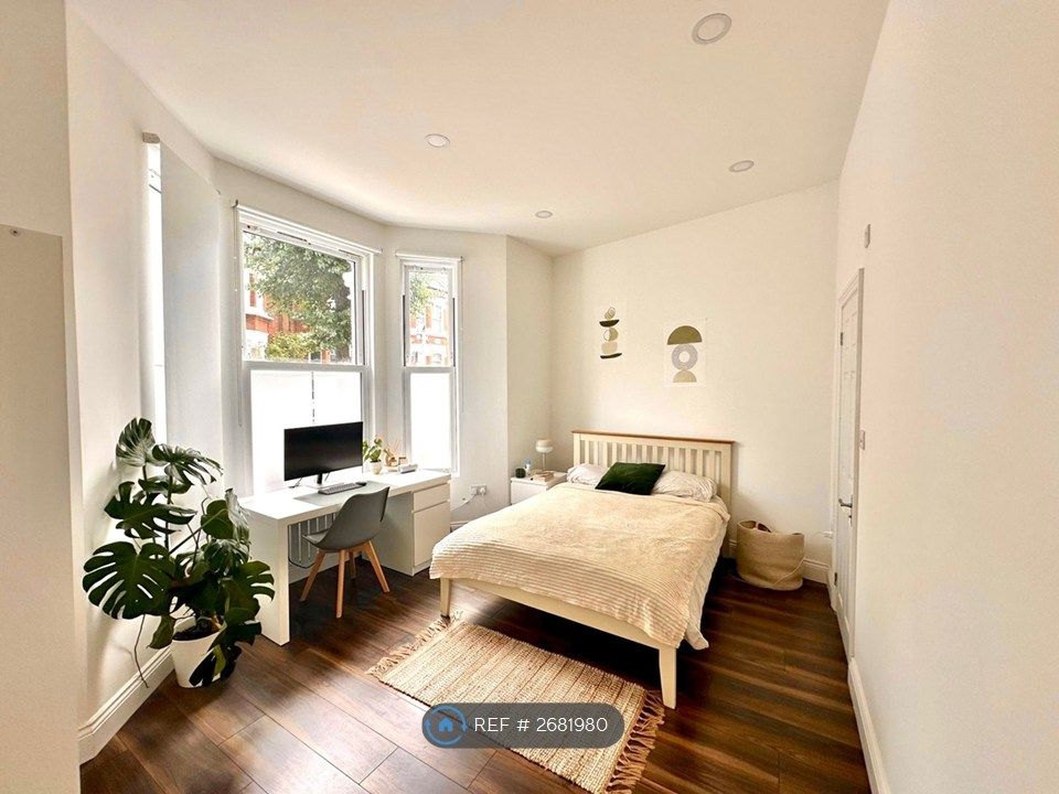 Property photo 2 of 10 Ground Floor Ensuite Bedroom