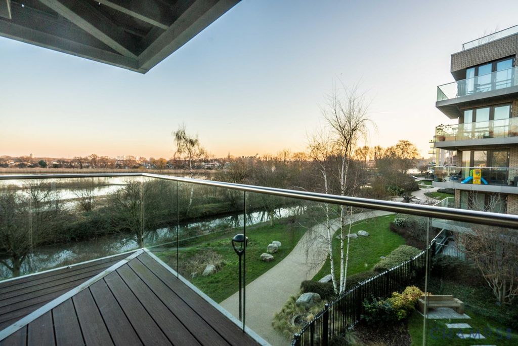 Property photo 1 of 17 3 Bed Flat For Sale Devan Grove, London N4