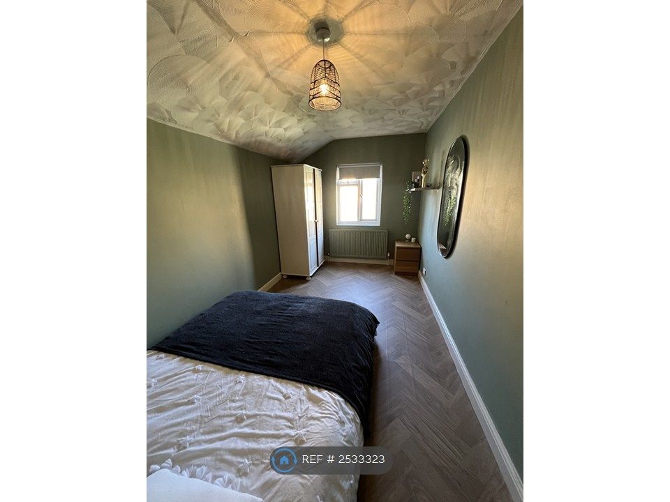 Property photo 2 of 12 Upstairs Back Bedroom