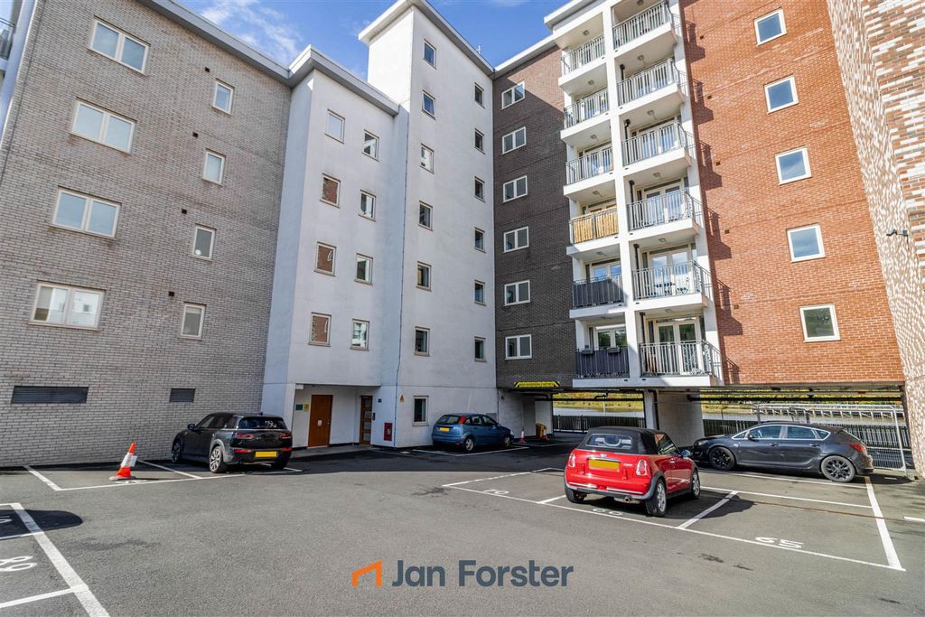 Property photo 3 of 11 External