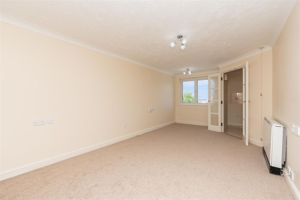 Property photo 3 of 29 Flat-54-Park-View-Court-Bs16-5Hg-3.Jpg