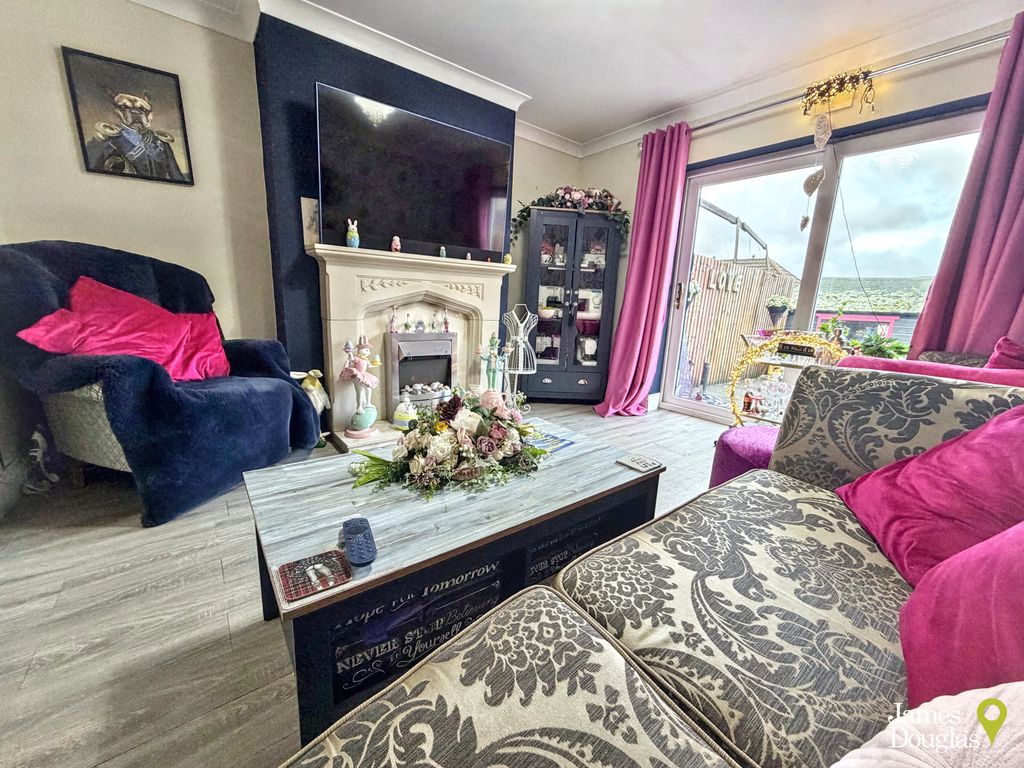 Property photo 3 of 20 Living2