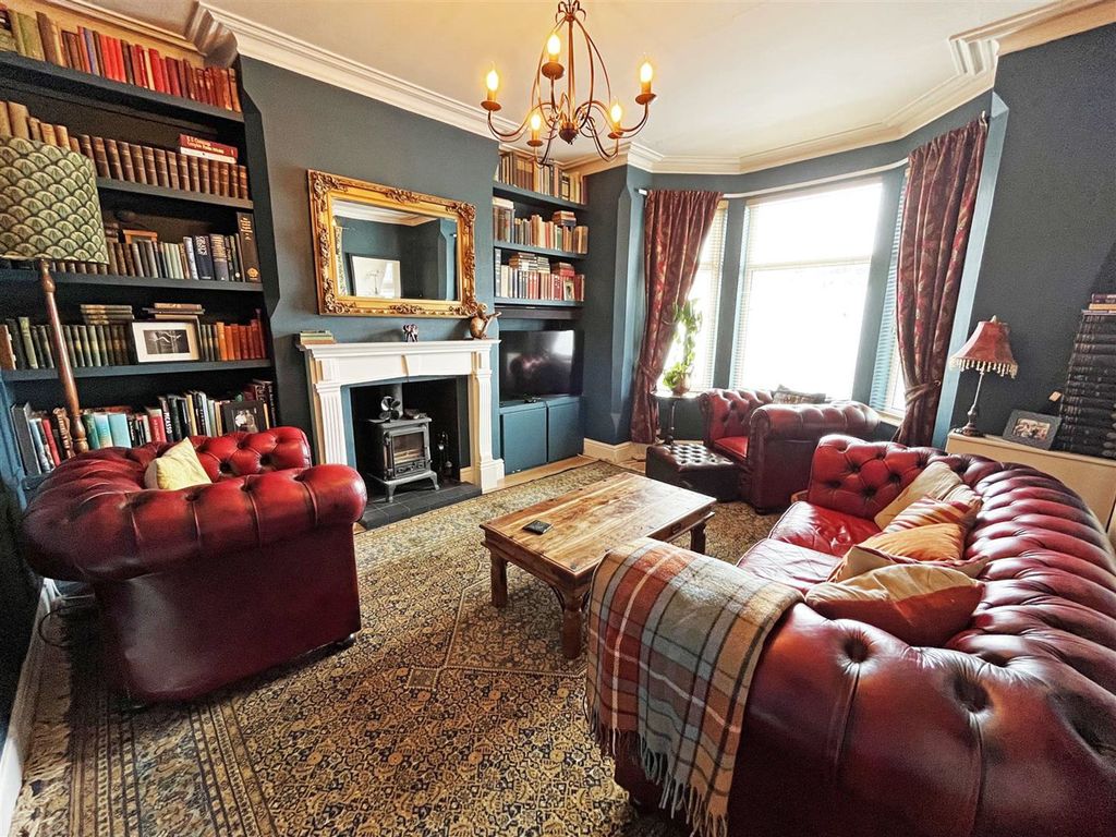 Property photo 3 of 13 Lounge