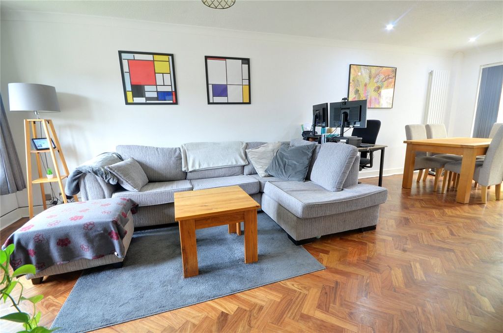 Property photo 2 of 18 Lounge