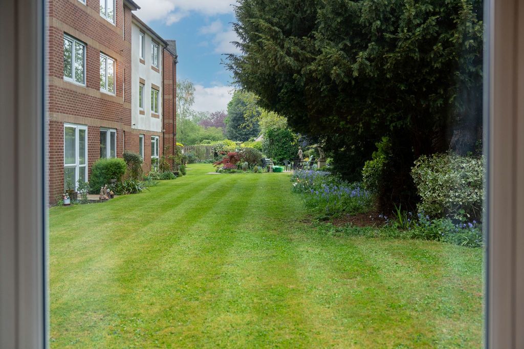 Property photo 3 of 12 Gardens