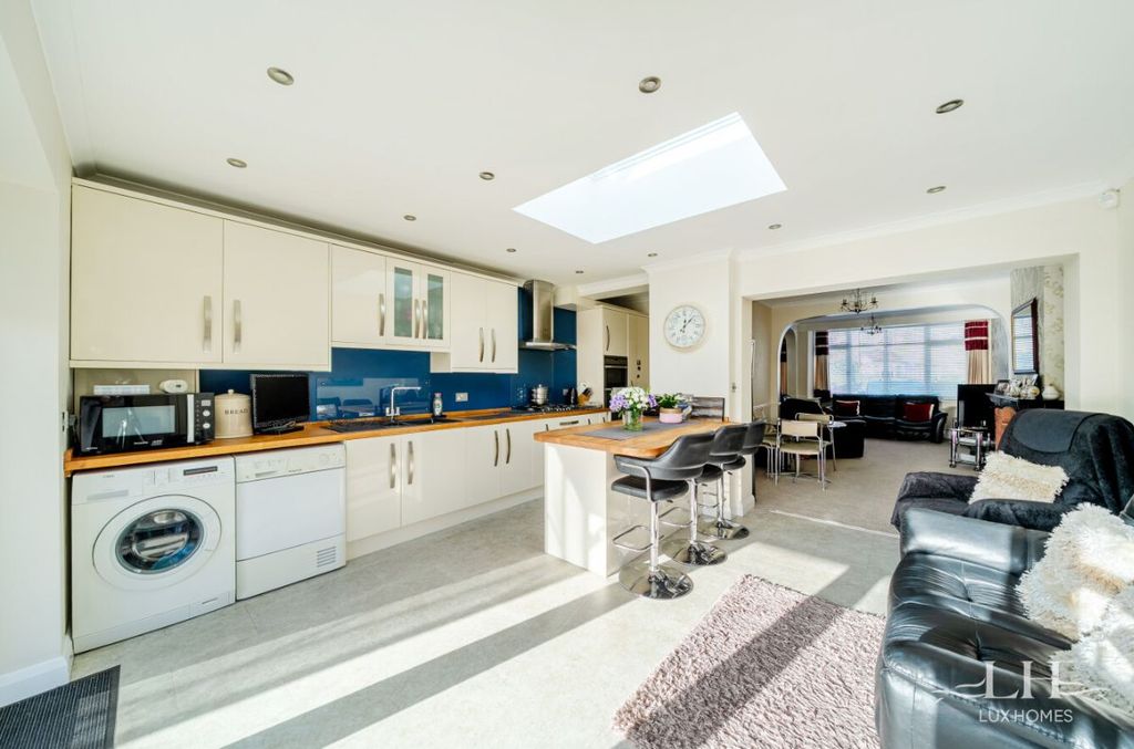 Property photo 2 of 26