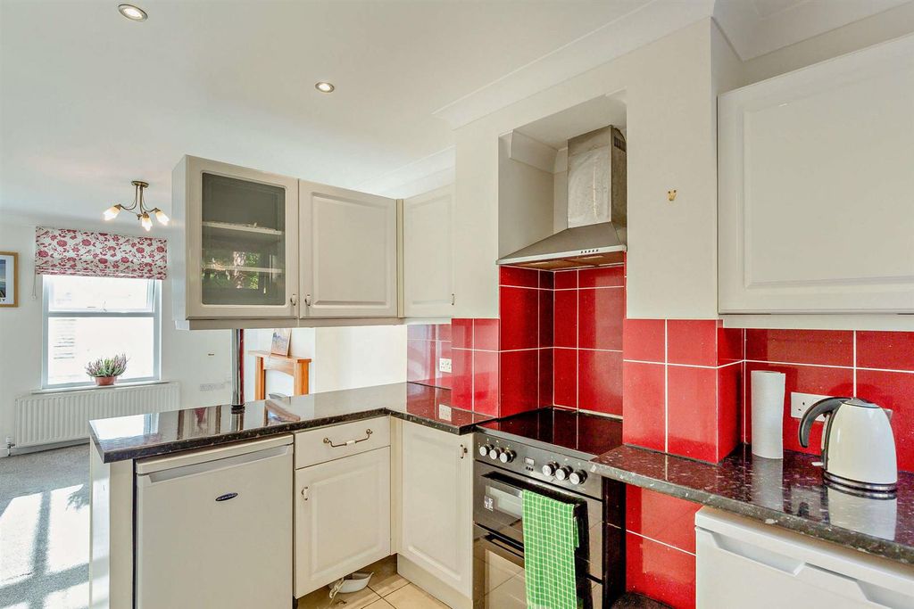 Property photo 3 of 11 8666424-Interior07-800.Jpg