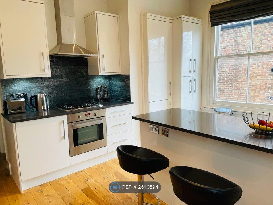 Property photo 3 of 9 Kitchen & Breakfast Bar