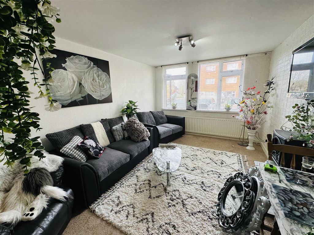 Property photo 2 of 8 Lounge