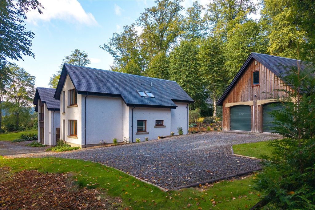 Property photo 2 of 33 Parking