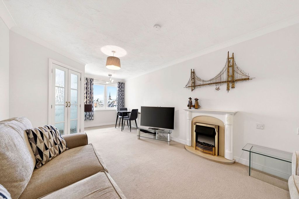 Property photo 3 of 16 Lounge