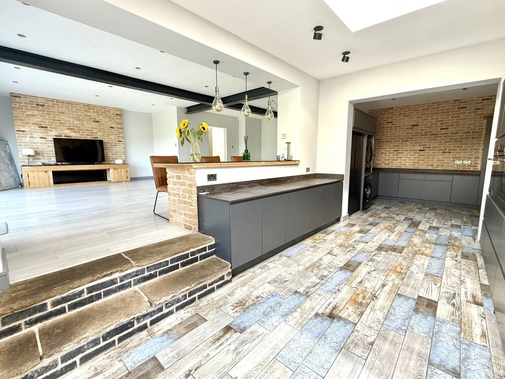 Property photo 3 of 32