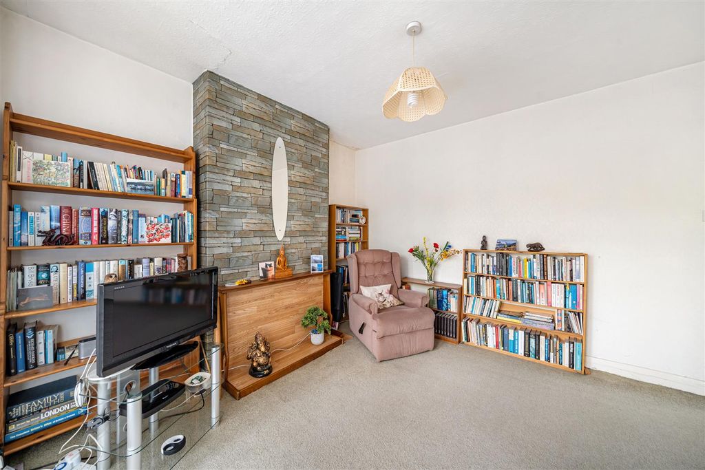 Property photo 2 of 11 Allgood Close