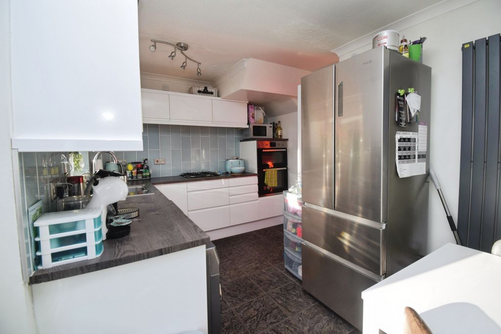 Property photo 3 of 10 Kitchen