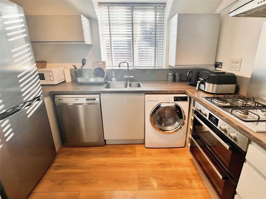 Property photo 3 of 10 Kitchen