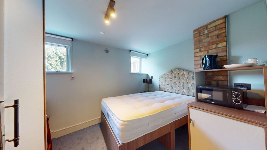 Property photo 1 of 16 Bedroom