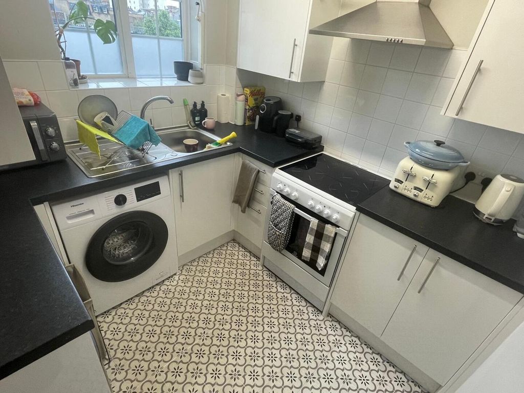 Property photo 2 of 9 Kitchen