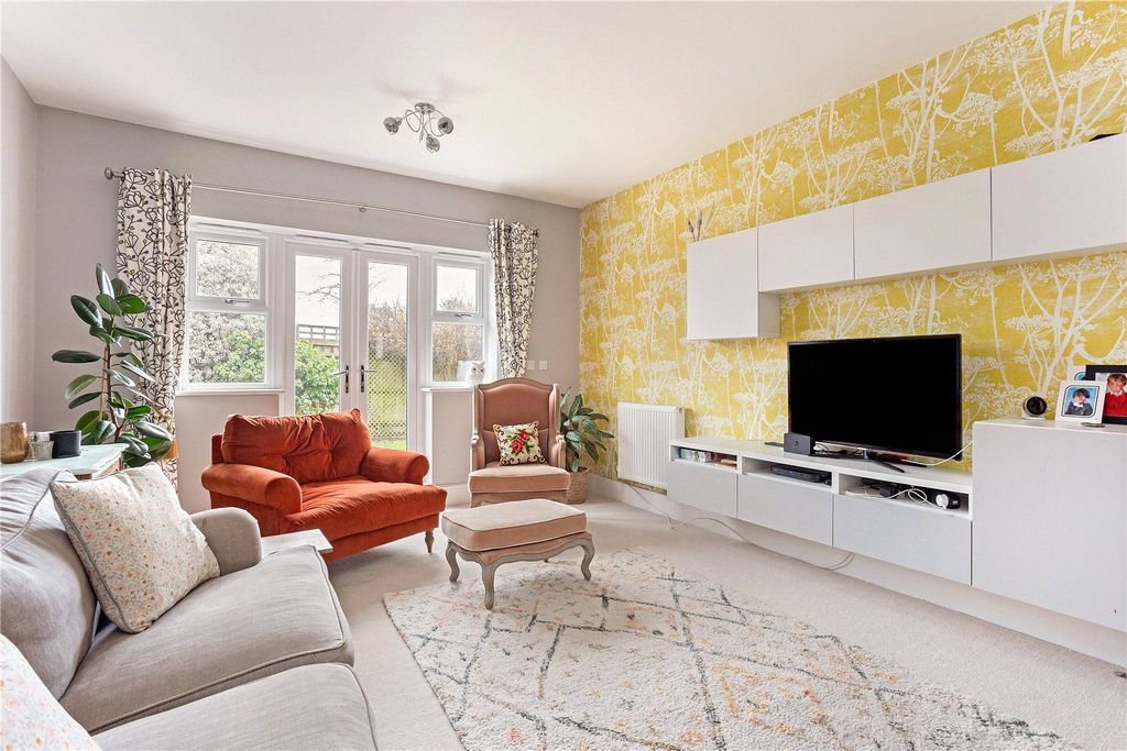 Property photo 2 of 11 Living Room