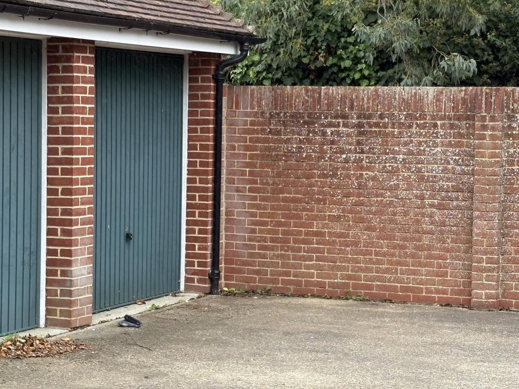 Property photo 3 of 10 Garage