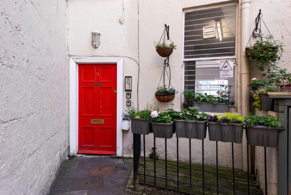 Property photo 3 of 24 Flat 3, 9 Lower Borough Walls, Bath Ba1 1Qr-4.Jpg