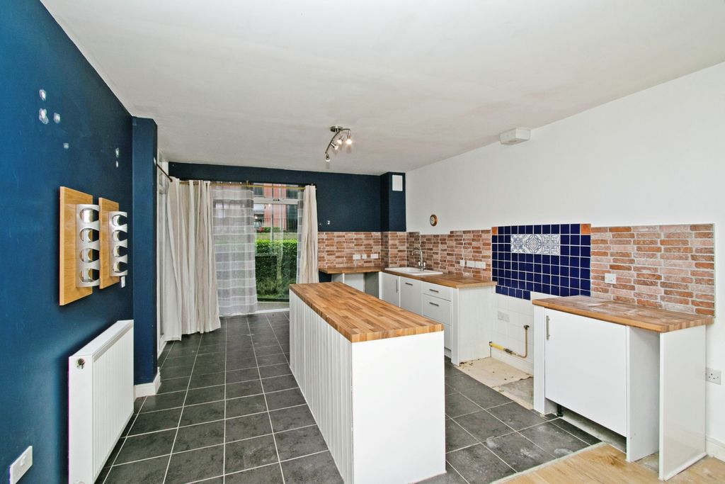 Property photo 2 of 12 Dining Kitchen