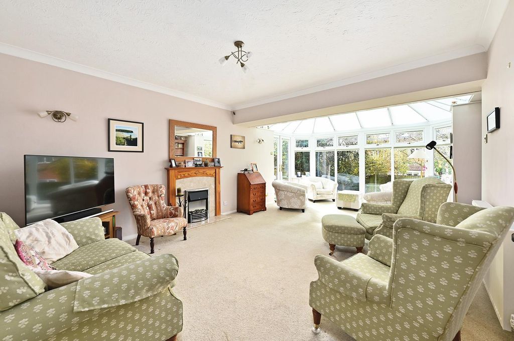 Property photo 2 of 18 Schroeder Close