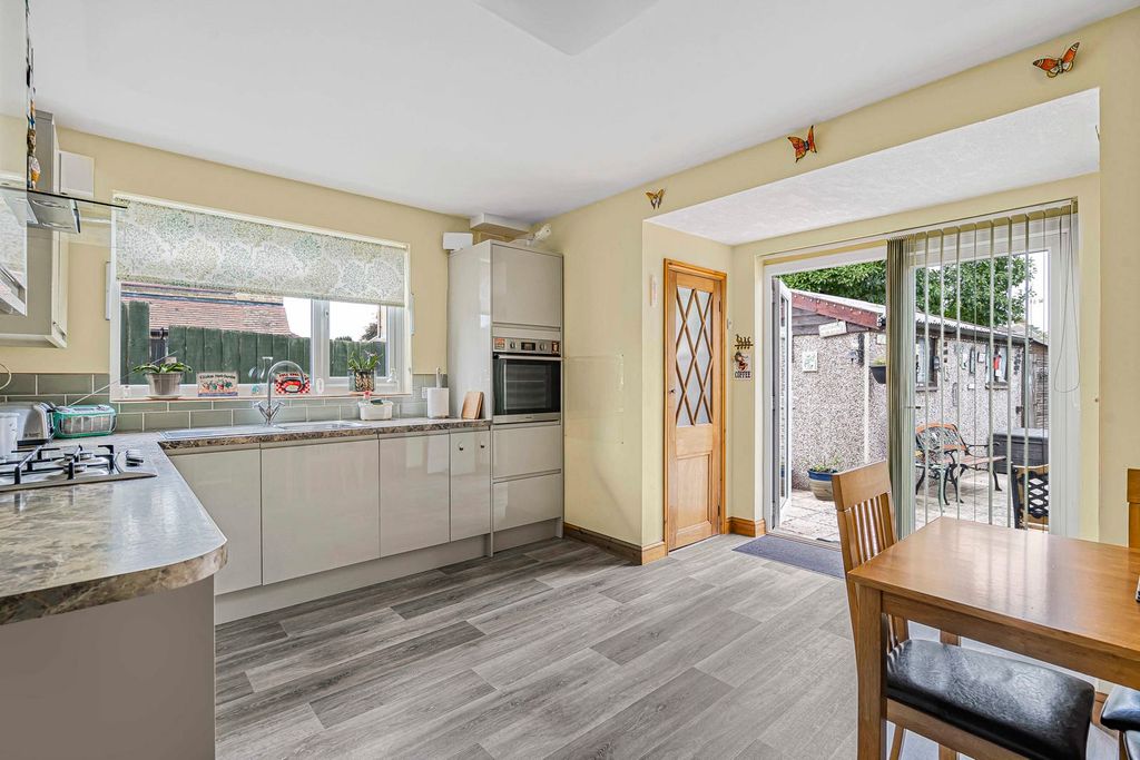 Property photo 3 of 19 Kitchen