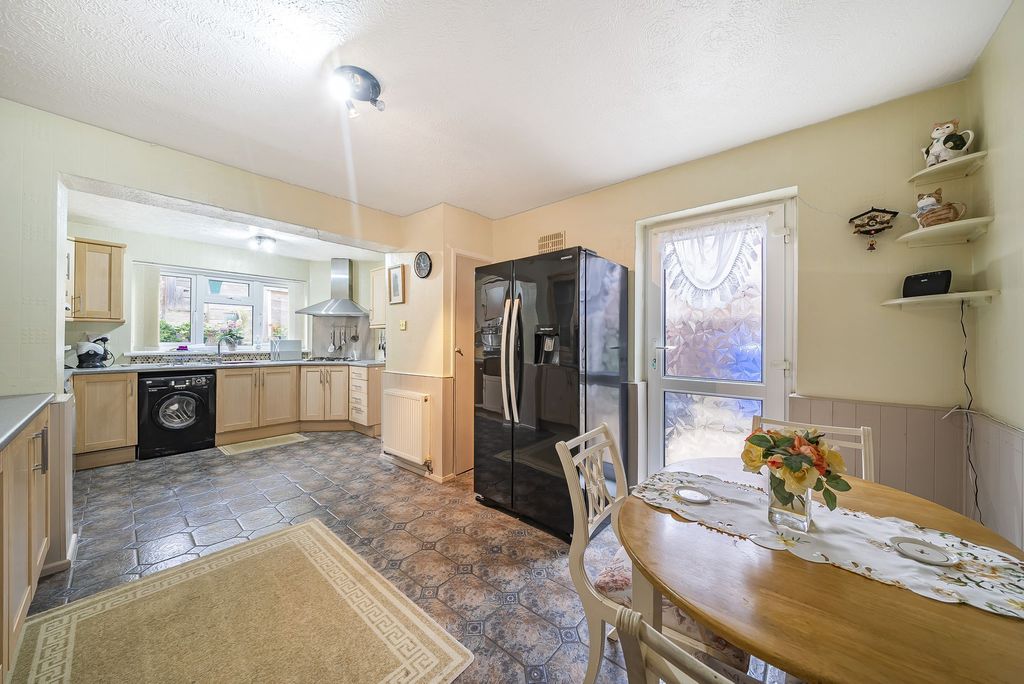 Property photo 2 of 22 Kitchen/Breakfast Room (1)