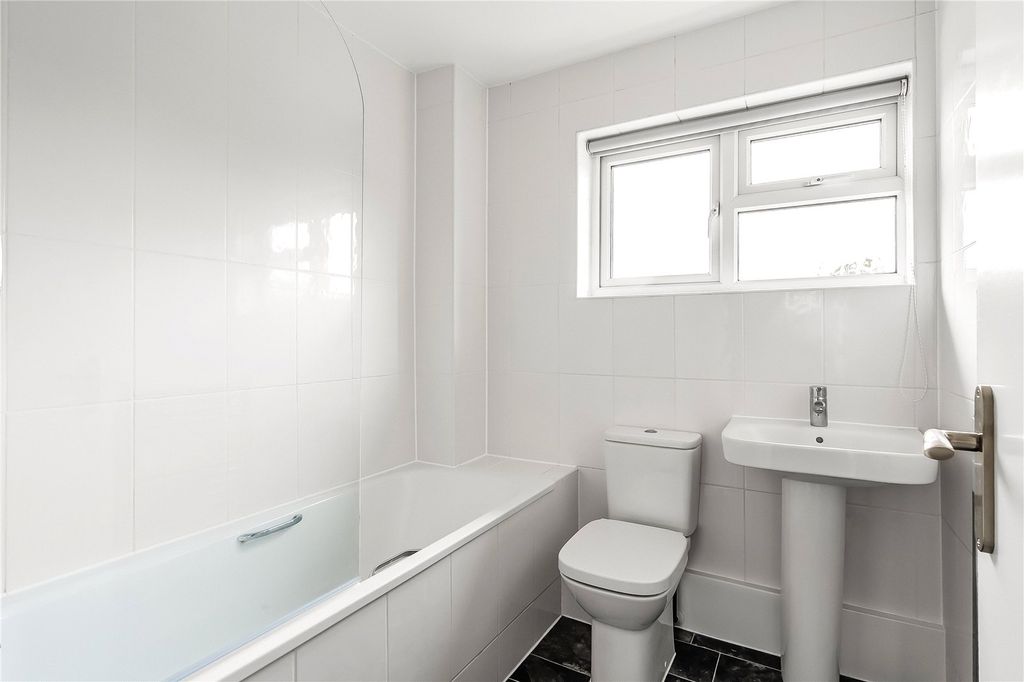 Property photo 3 of 10 Bathroom