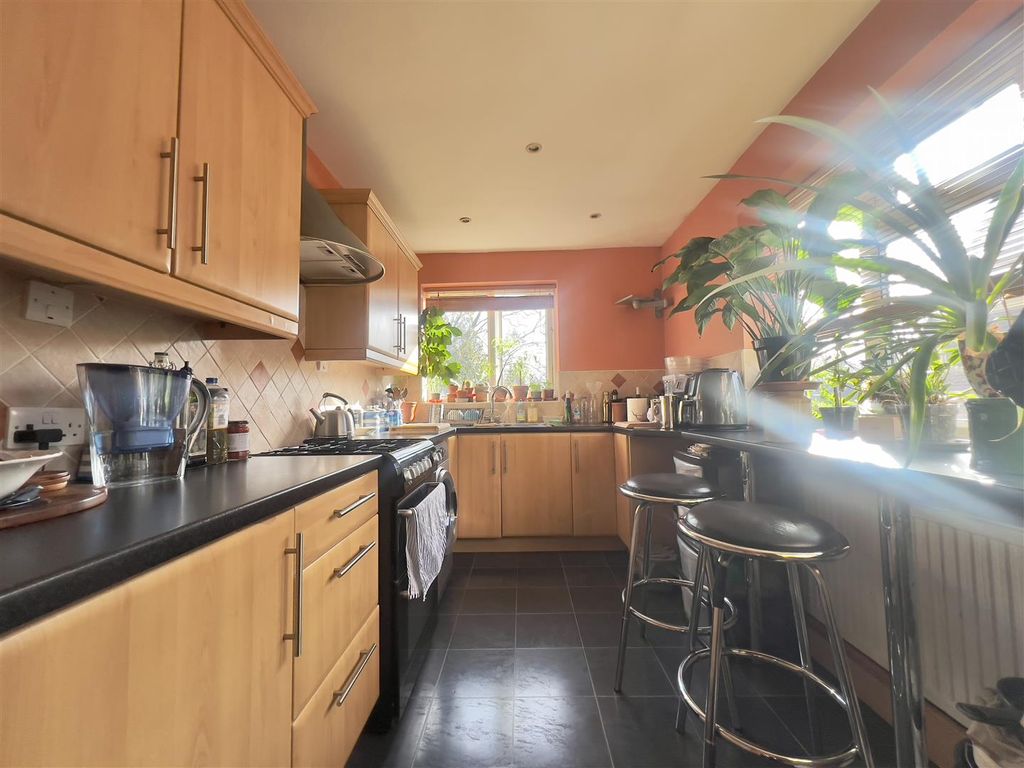 Property photo 2 of 8 Kitchen