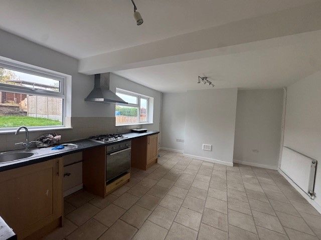 Property photo 3 of 8 Kitchen