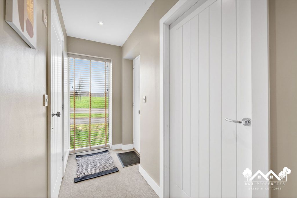 Property photo 2 of 32