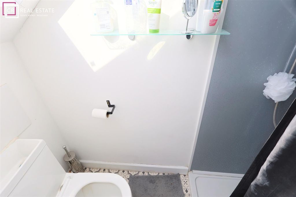 Property photo 3 of 3 En-Suite Shower Room