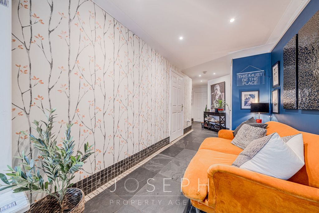 Property photo 2 of 31