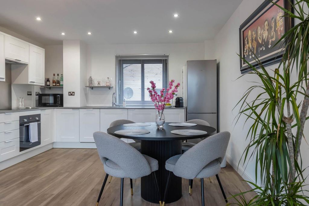 Property photo 3 of 23 Kitchen