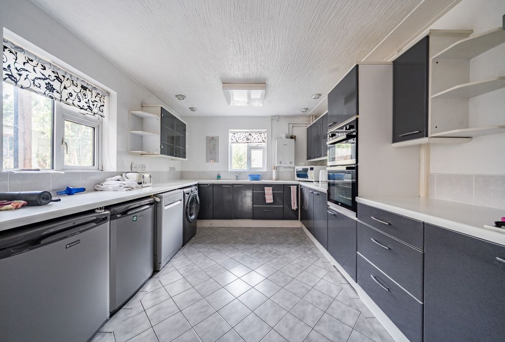 Property photo 2 of 20 1350823-5-68c0383...