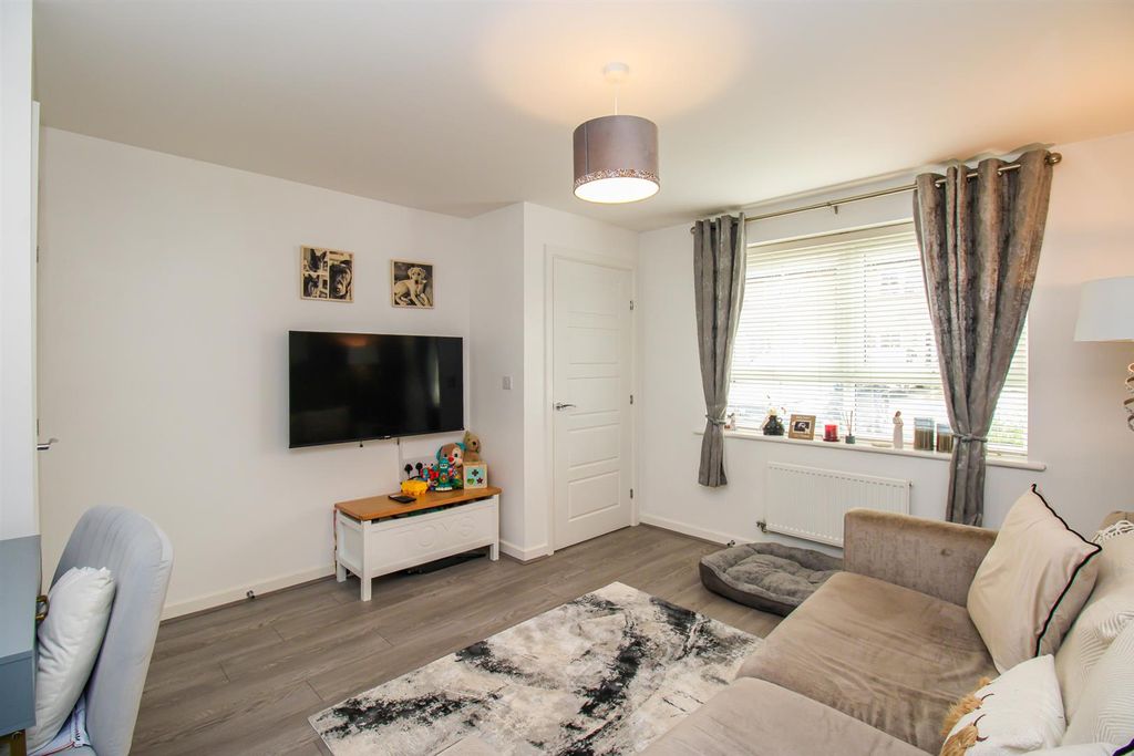 Property photo 2 of 11 Living Room