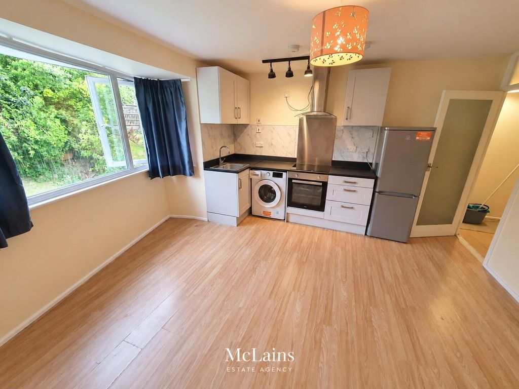 Property photo 3 of 7 Kitchen