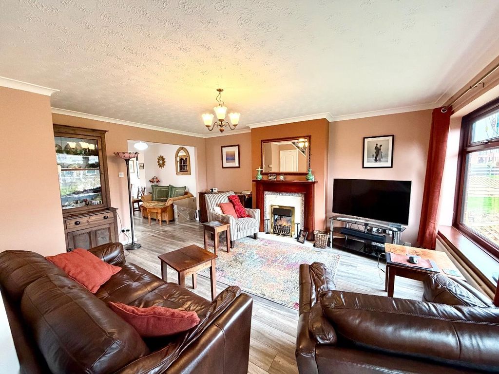 Property photo 3 of 17 Lounge