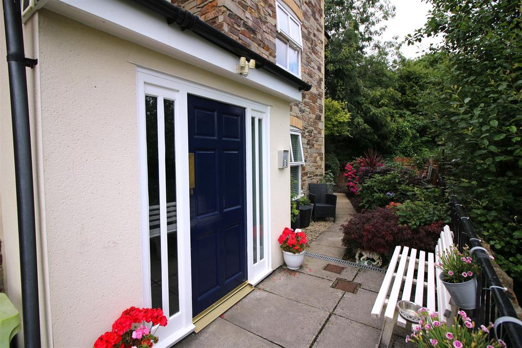 Property photo 3 of 13 Communal Entrance