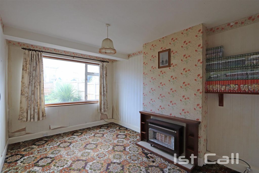 Property photo 3 of 10 Dining Room