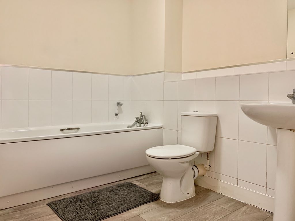 Property photo 3 of 8 Bathroom