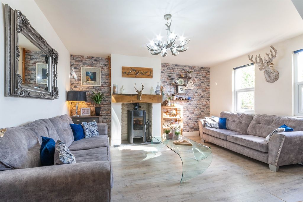 Property photo 2 of 21 Lounge