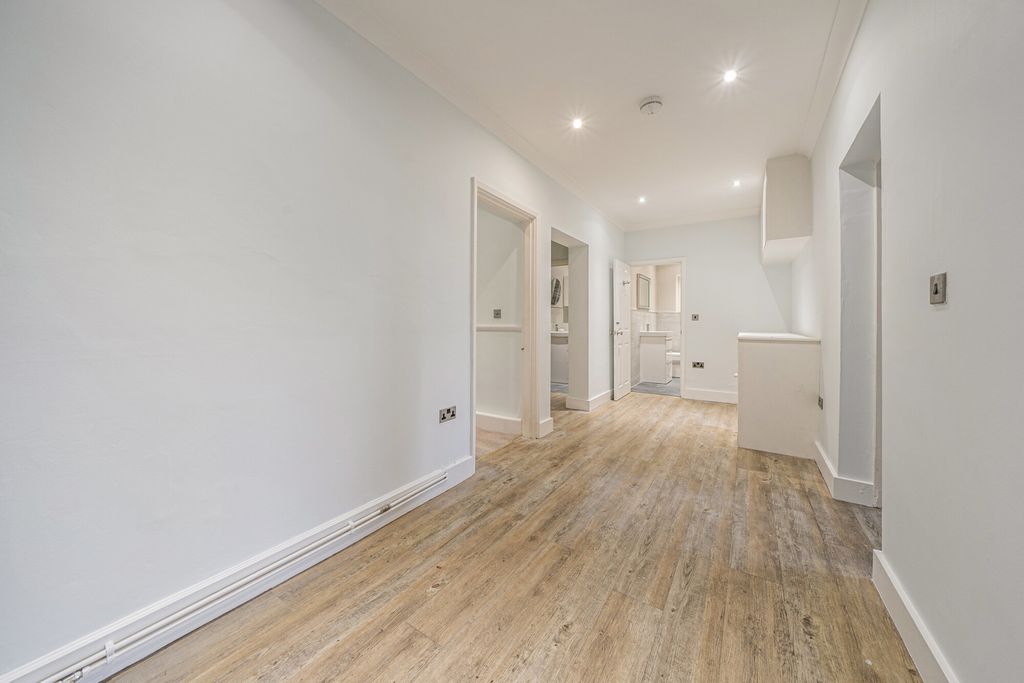 Property photo 3 of 17 Entrance Hall