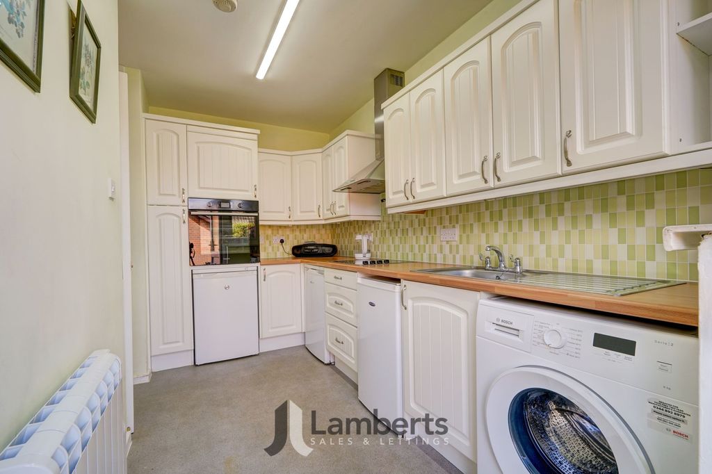 Property photo 3 of 16 Kitchen